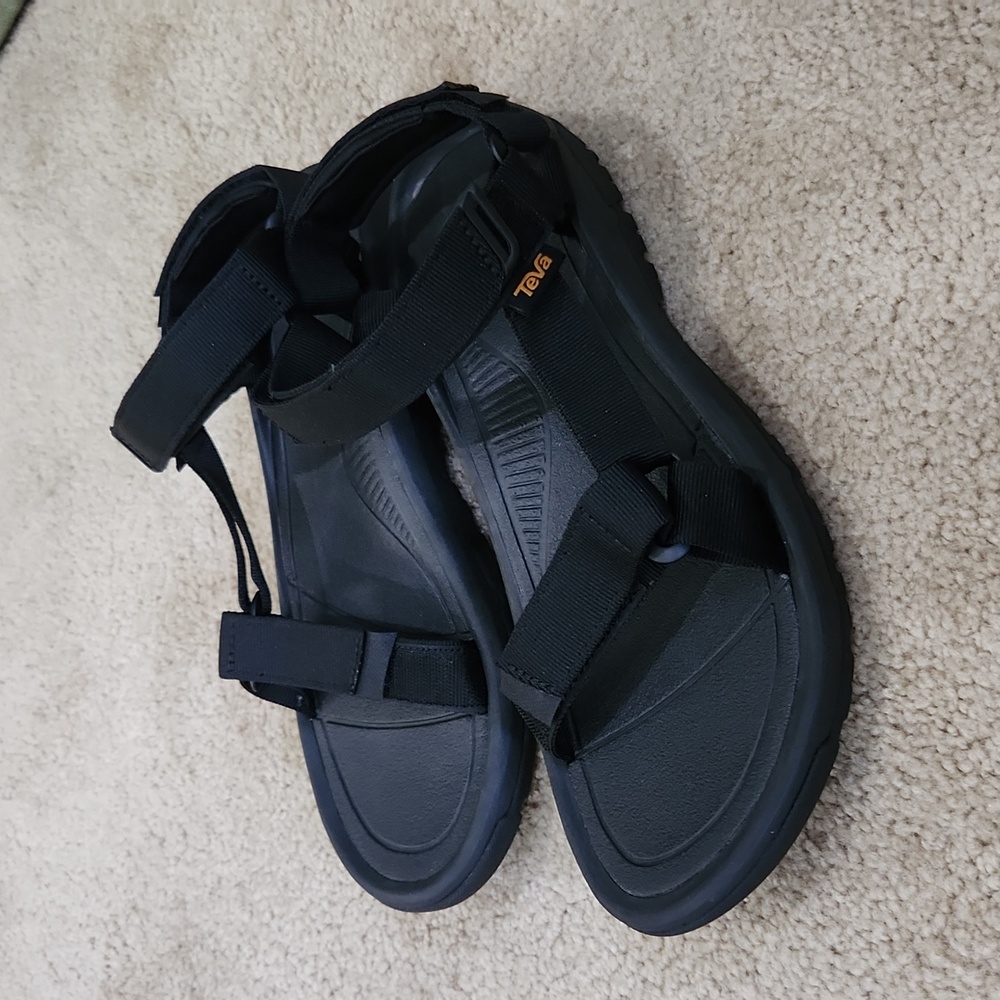 NWOT Mens Teva sandals